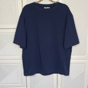 UNIQLO Men’s XL T-shirt 
Navy blue